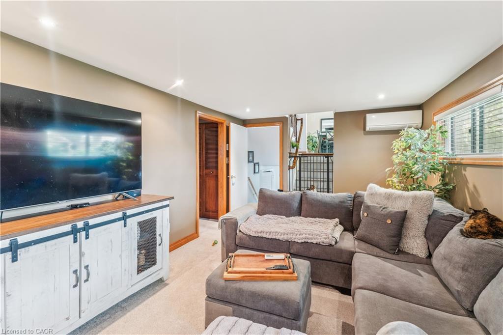 6845 Wilinger Street, Niagara Falls, ON - Indoor Photo Showing Living Room