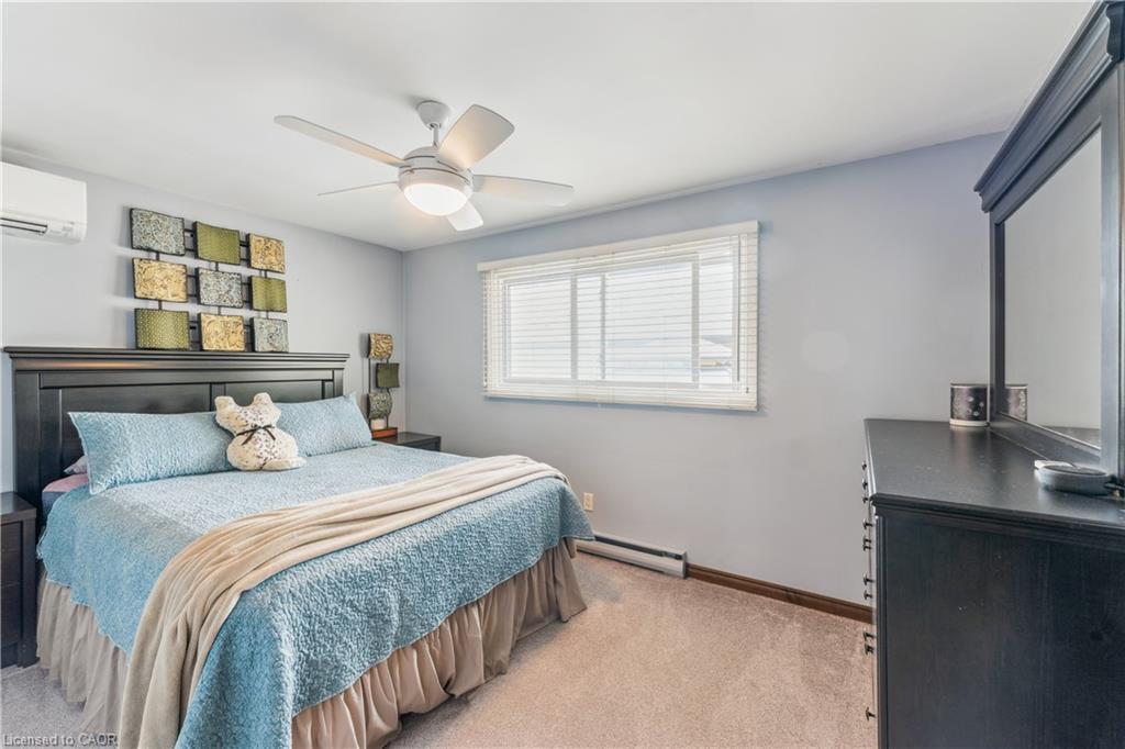 6845 Wilinger Street, Niagara Falls, ON - Indoor Photo Showing Bedroom