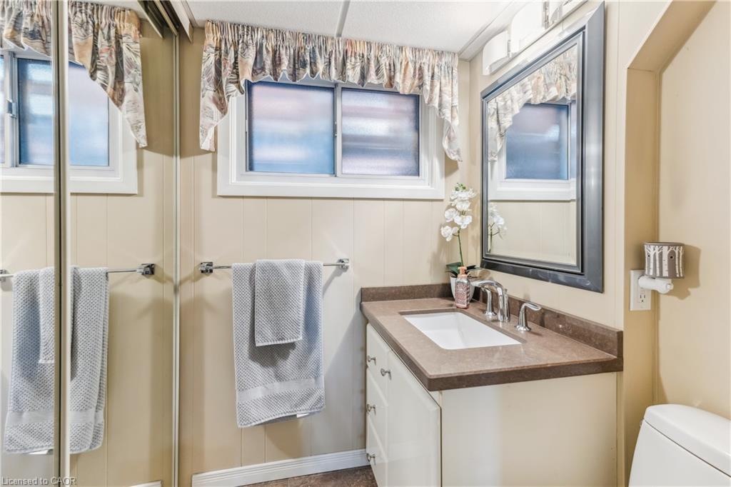 6845 Wilinger Street, Niagara Falls, ON - Indoor Photo Showing Bathroom