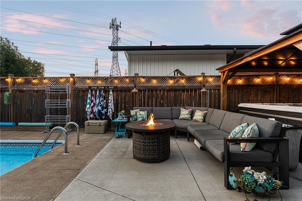 6845 Wilinger Street, Niagara Falls, ON - Outdoor With In Ground Pool With Exterior