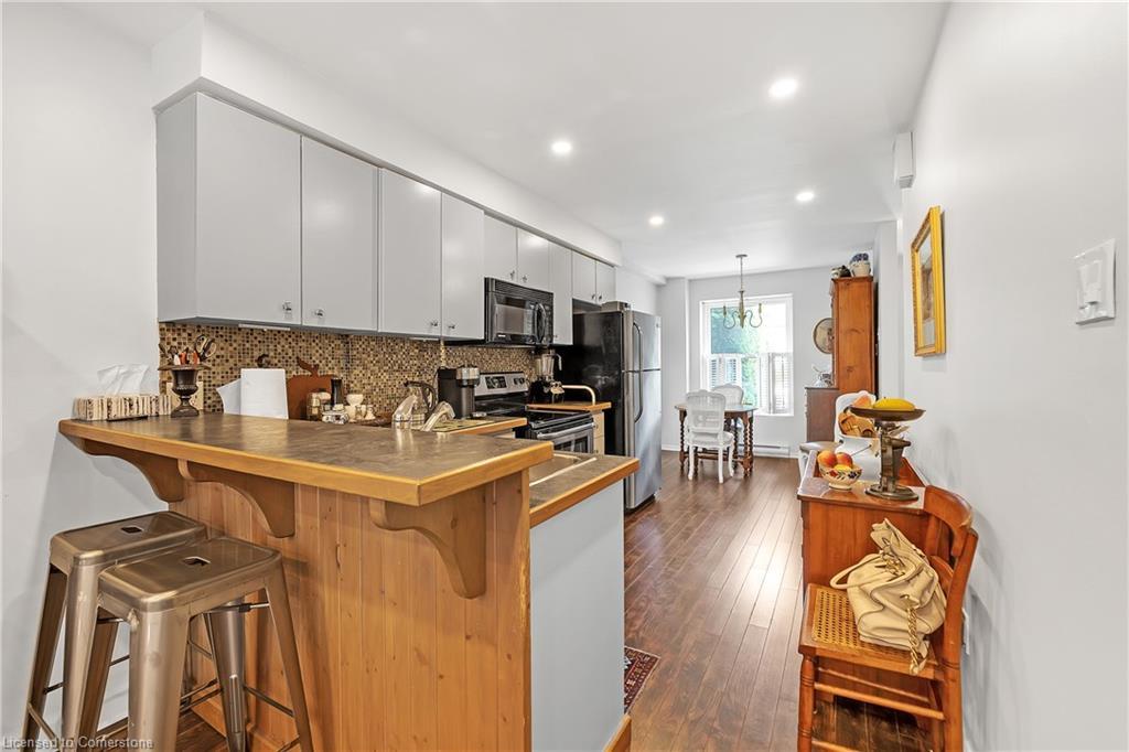 3-23 Macaulay Street W, Hamilton, ON - Indoor Photo Showing Kitchen