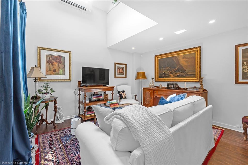 3-23 Macaulay Street W, Hamilton, ON - Indoor