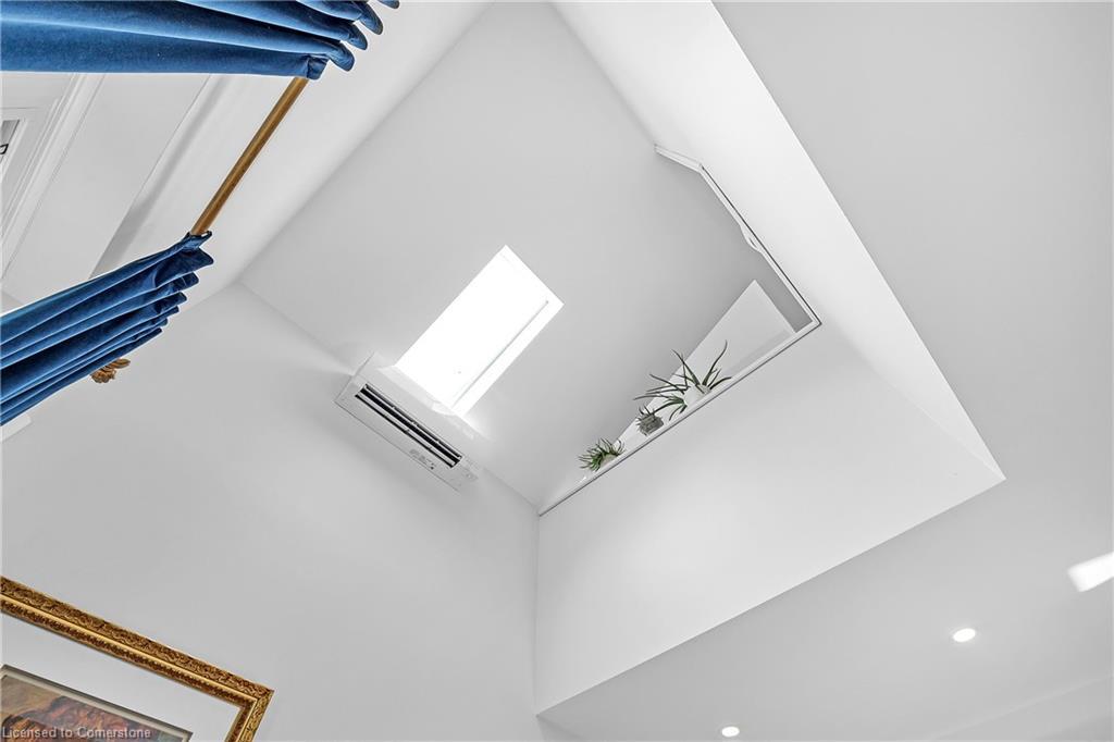 3-23 Macaulay Street W, Hamilton, ON - Indoor Photo Showing Other Room