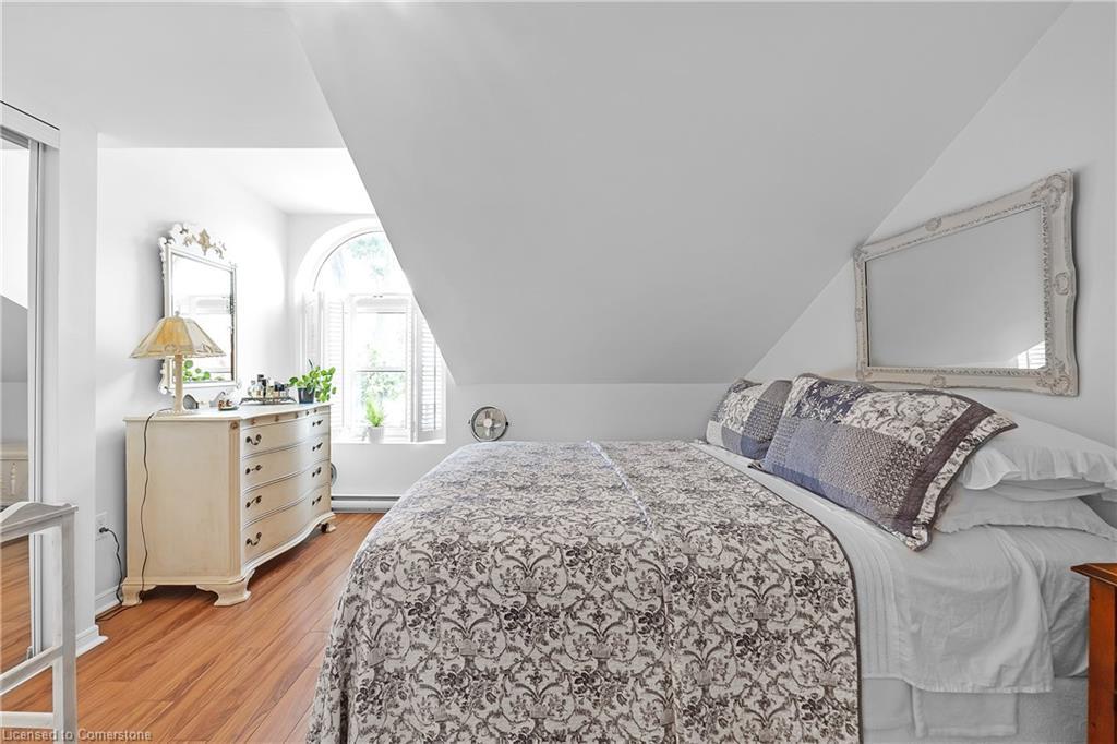3-23 Macaulay Street W, Hamilton, ON - Indoor Photo Showing Bedroom