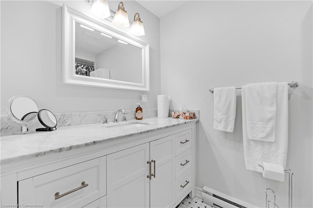 3-23 Macaulay Street W, Hamilton, ON - Indoor Photo Showing Bathroom