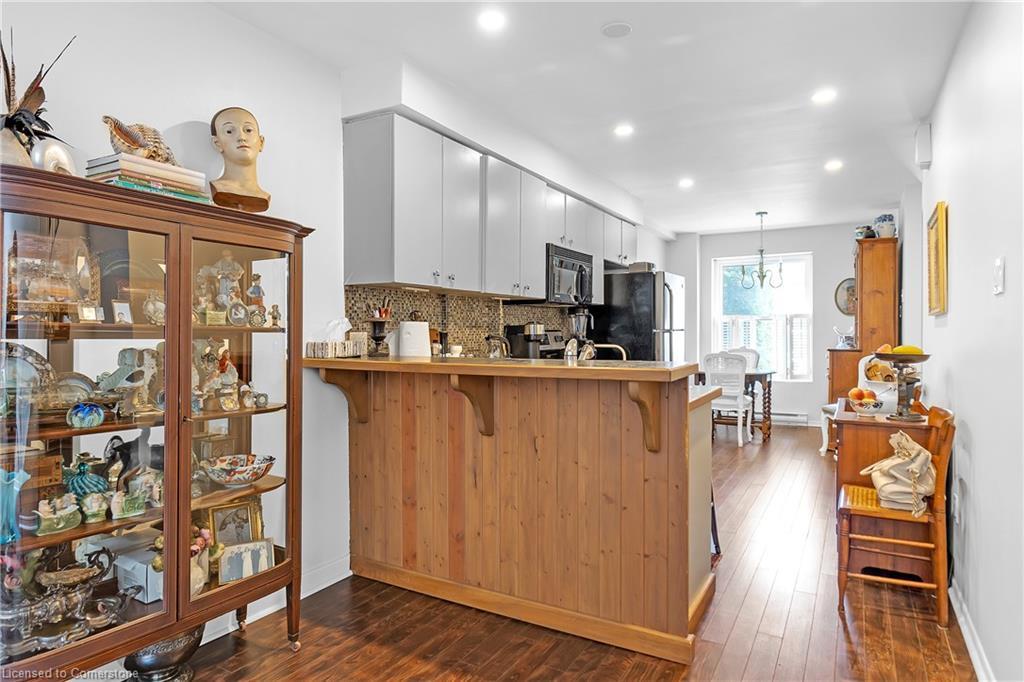 3-23 Macaulay Street W, Hamilton, ON - Indoor Photo Showing Kitchen