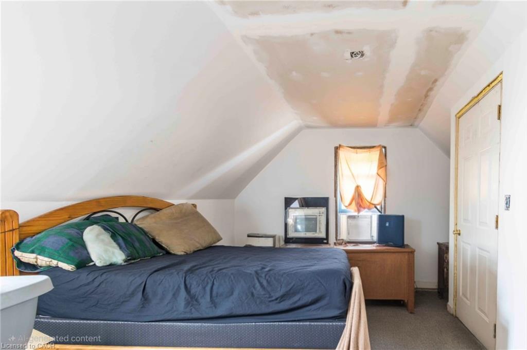 982 Smith Street, Quinte West, ON - Indoor Photo Showing Bedroom