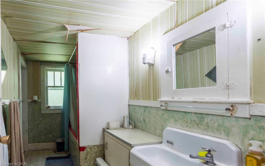 982 Smith Street, Quinte West, ON - Indoor Photo Showing Bathroom