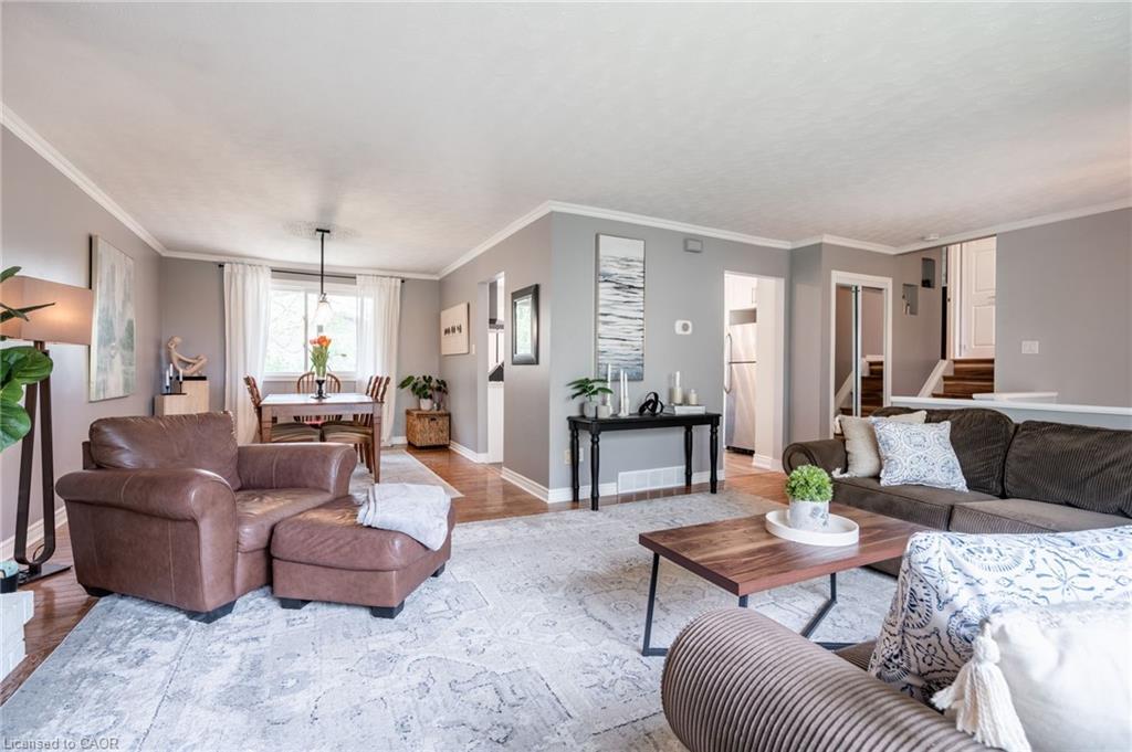 152 Concession 7 Road E, Millgrove, ON - Indoor Photo Showing Living Room