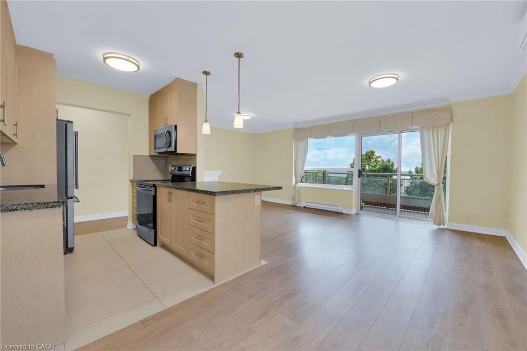 302-350 Concession Street, Hamilton, ON - Indoor Photo Showing Kitchen