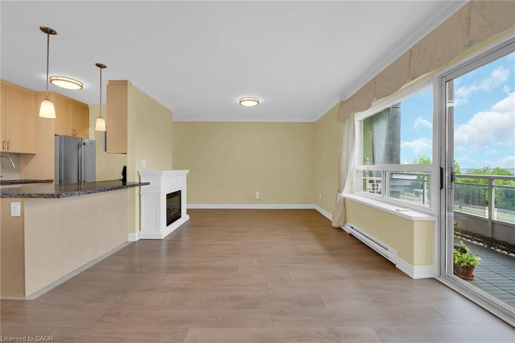 302-350 Concession Street, Hamilton, ON - Indoor Photo Showing Kitchen