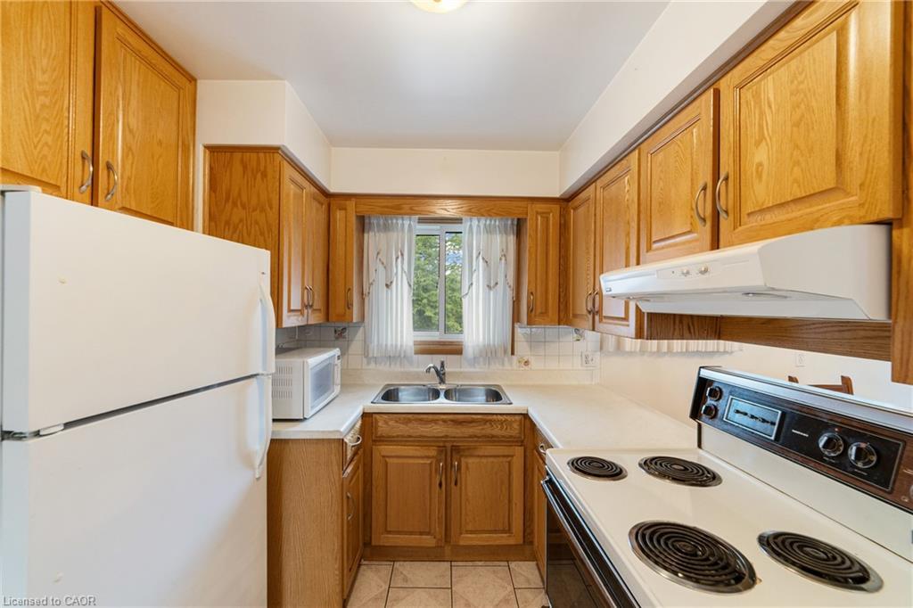 347 Hixon Road, Hamilton, ON - Indoor Photo Showing Kitchen With Double Sink