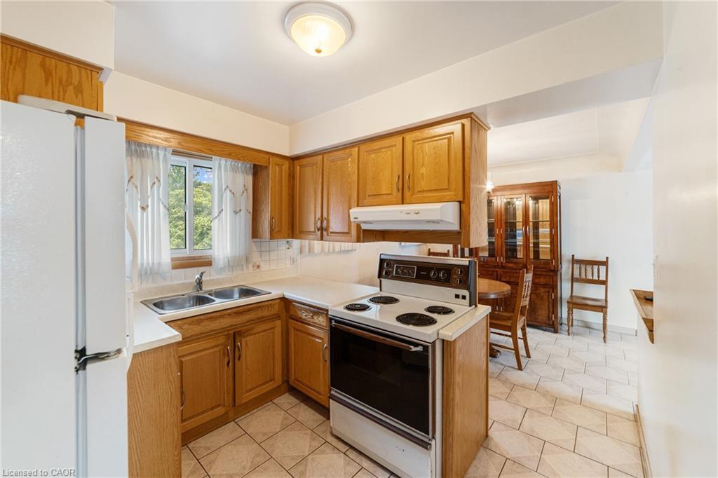 347 Hixon Road, Hamilton, ON - Indoor Photo Showing Kitchen With Double Sink