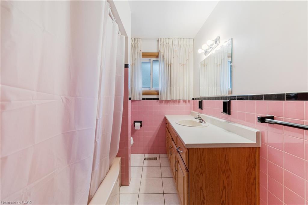 347 Hixon Road, Hamilton, ON - Indoor Photo Showing Bathroom