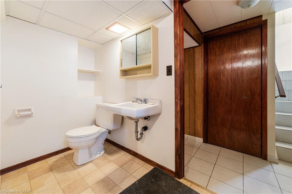 347 Hixon Road, Hamilton, ON - Indoor Photo Showing Bathroom