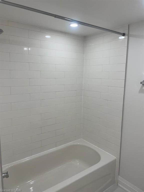 17 Fisher Crescent, Hamilton, ON - Indoor Photo Showing Bathroom