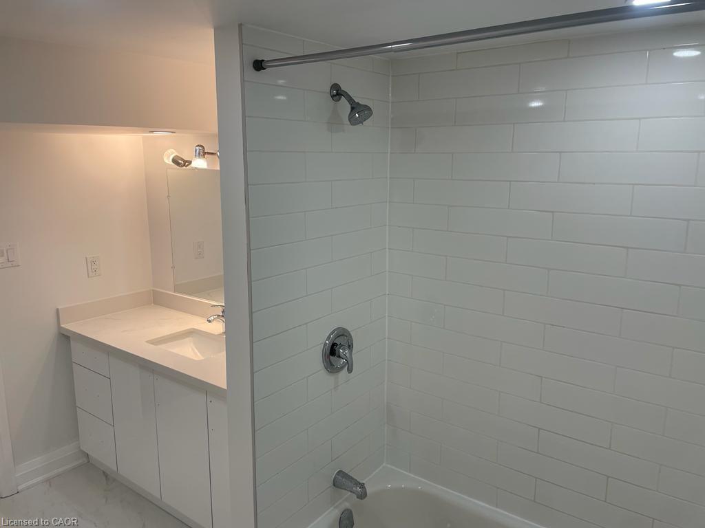 17 Fisher Crescent, Hamilton, ON - Indoor Photo Showing Bathroom