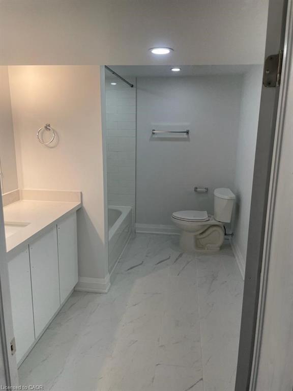 17 Fisher Crescent, Hamilton, ON - Indoor Photo Showing Bathroom