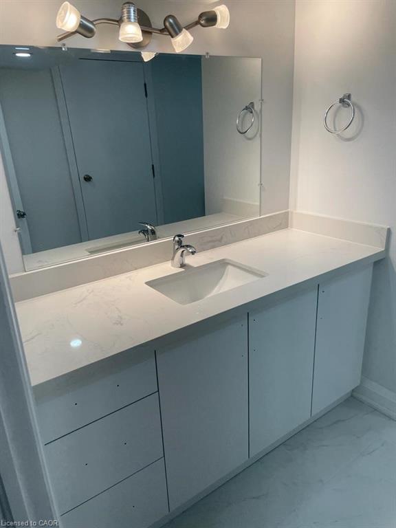 17 Fisher Crescent, Hamilton, ON - Indoor Photo Showing Bathroom