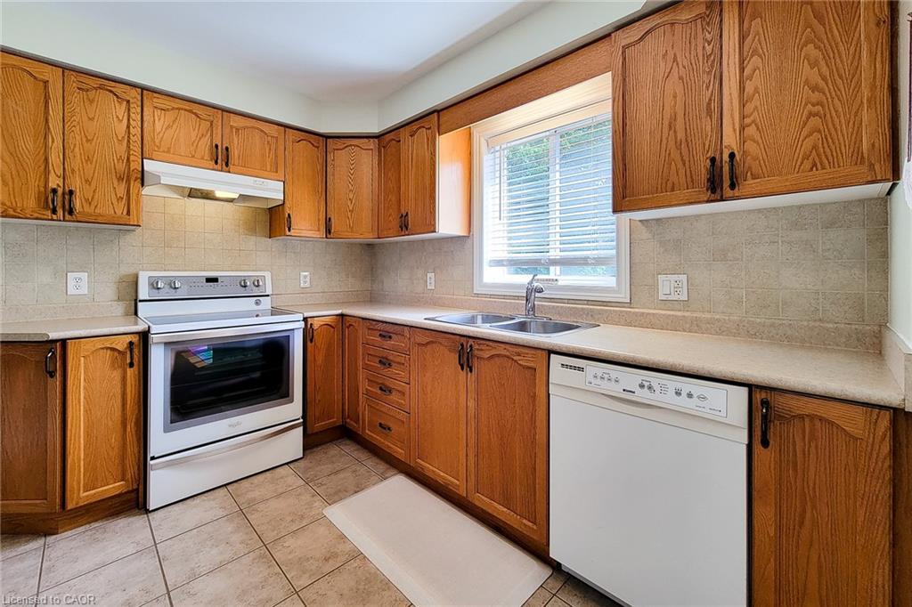 9-78 Peachwood Crescent, Stoney Creek, ON - Indoor Photo Showing Kitchen With Double Sink