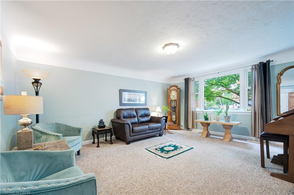 69 Bee Street, Woodstock, ON - Indoor Photo Showing Living Room
