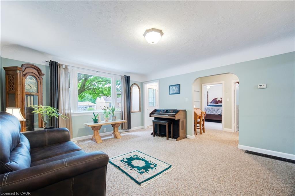 69 Bee Street, Woodstock, ON - Indoor Photo Showing Living Room