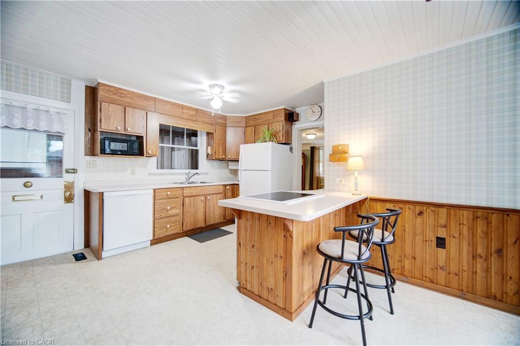 69 Bee Street, Woodstock, ON - Indoor Photo Showing Kitchen