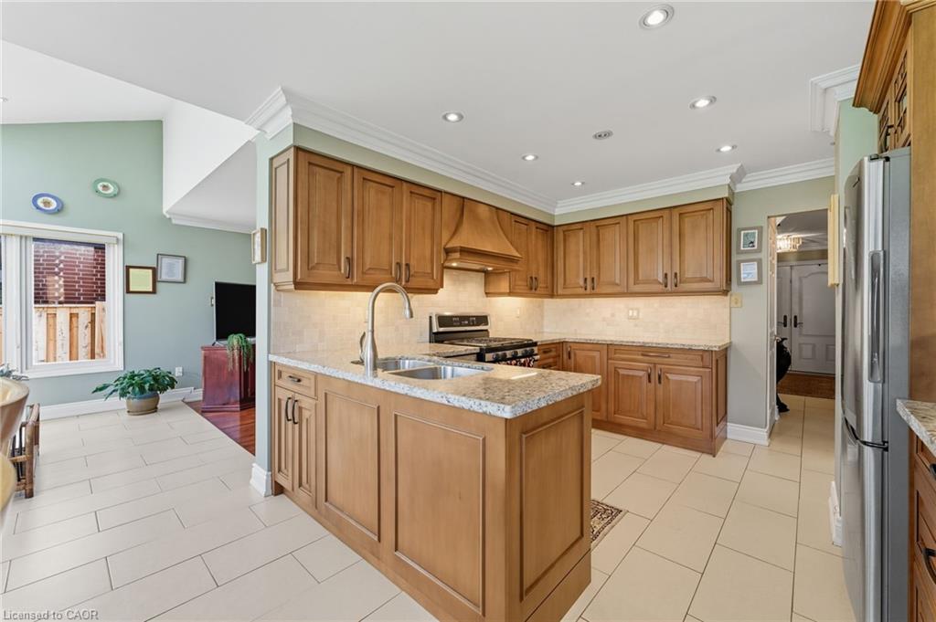 3043 Vanderbilt Road, Mississauga, ON - Indoor Photo Showing Kitchen