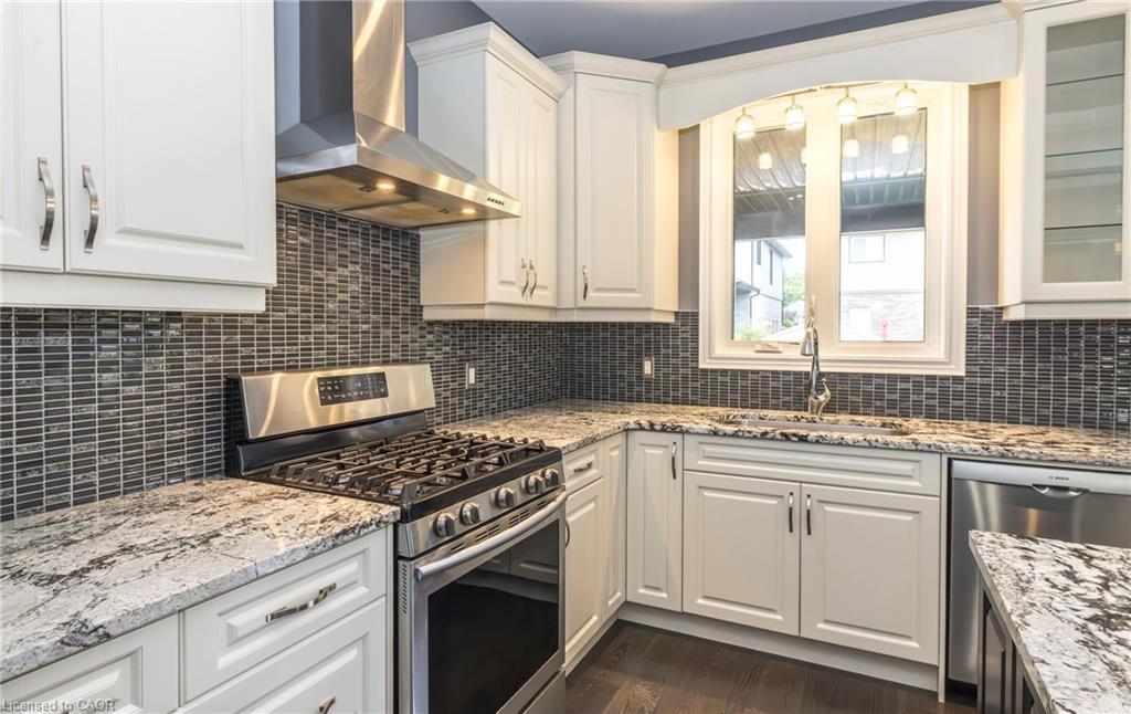 9305 Eagle Ridge Drive, Niagara Falls, ON - Indoor Photo Showing Kitchen With Stainless Steel Kitchen With Upgraded Kitchen
