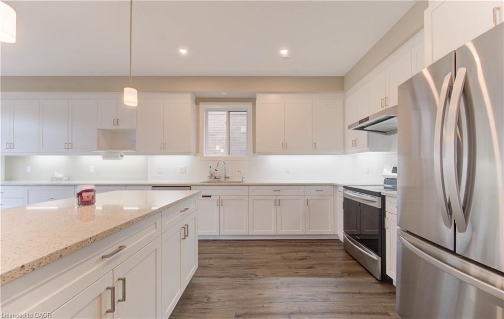 153 Mountain Holly Court, Waterloo, ON - Indoor Photo Showing Kitchen With Upgraded Kitchen
