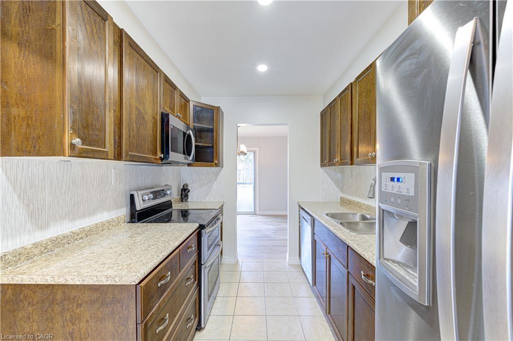 3045 Driftwood Drive, Burlington, ON - Indoor Photo Showing Kitchen With Double Sink
