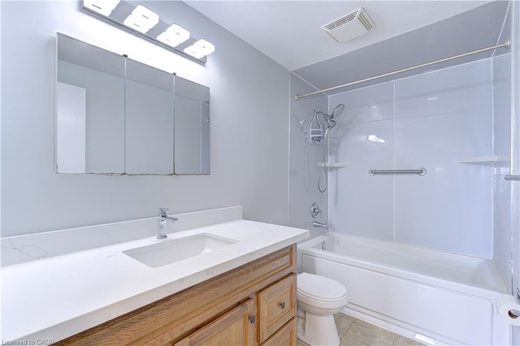 3045 Driftwood Drive, Burlington, ON - Indoor Photo Showing Bathroom