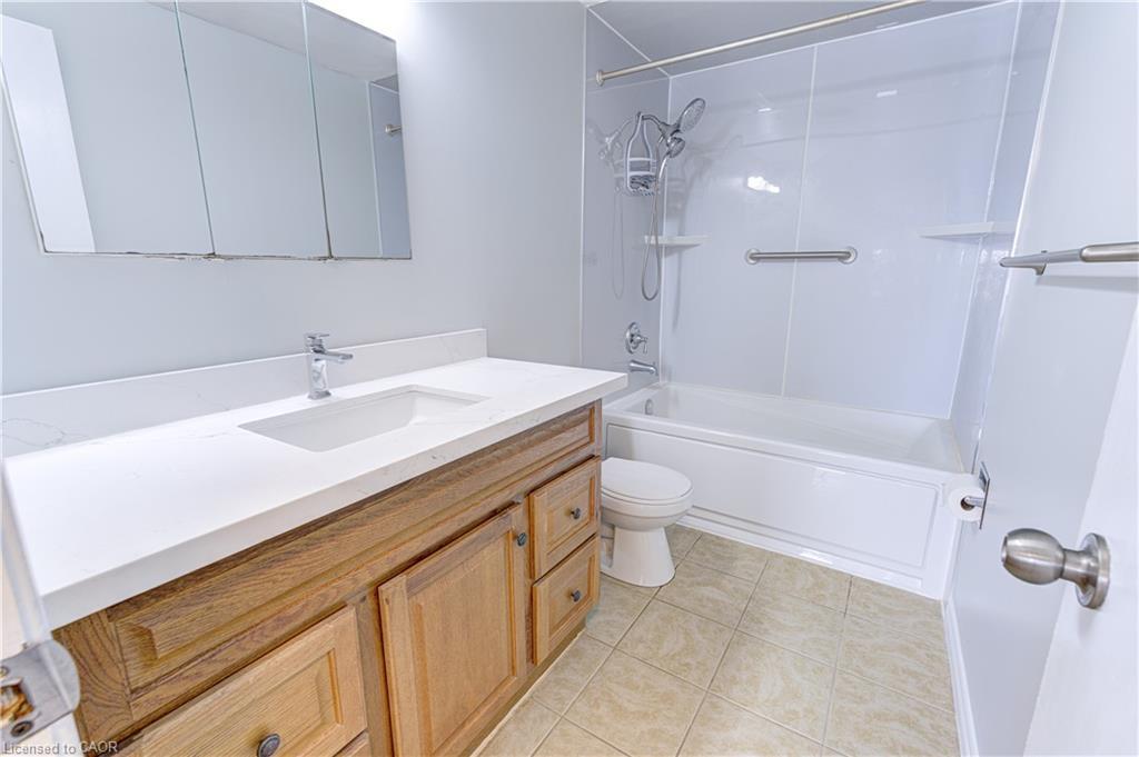 3045 Driftwood Drive, Burlington, ON - Indoor Photo Showing Bathroom