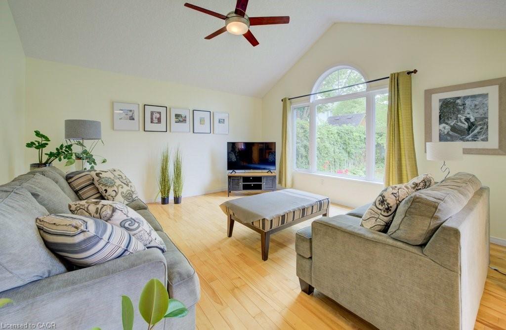 704 Shediac Crescent, Waterloo, ON - Indoor Photo Showing Living Room