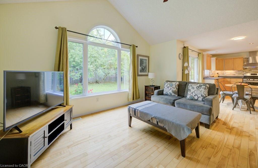 704 Shediac Crescent, Waterloo, ON - Indoor Photo Showing Living Room