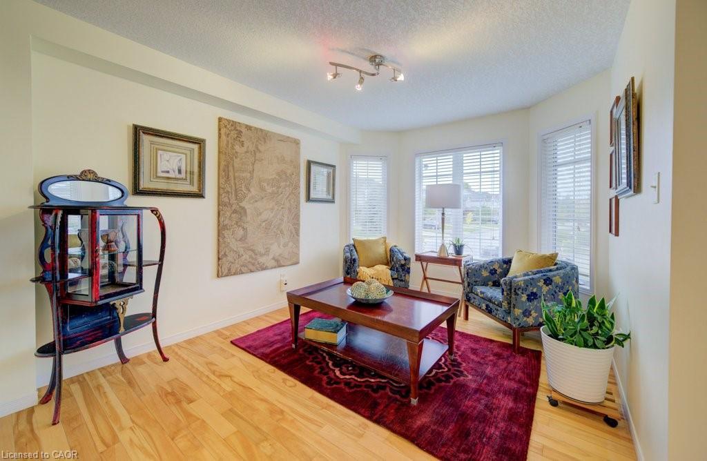 704 Shediac Crescent, Waterloo, ON - Indoor Photo Showing Living Room