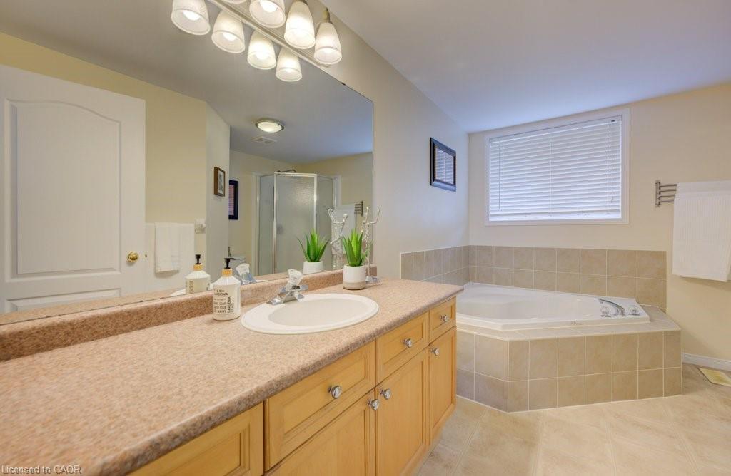 704 Shediac Crescent, Waterloo, ON - Indoor Photo Showing Bathroom