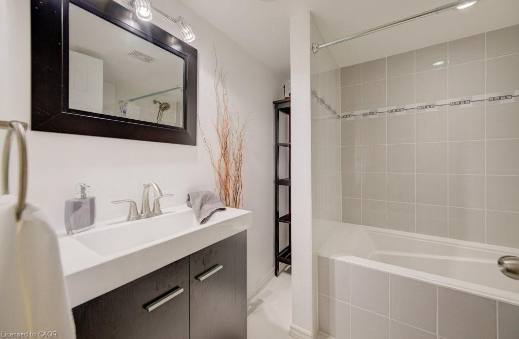 704 Shediac Crescent, Waterloo, ON - Indoor Photo Showing Bathroom
