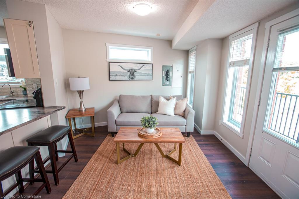 B-489 East Avenue, Kitchener, ON - Indoor Photo Showing Living Room