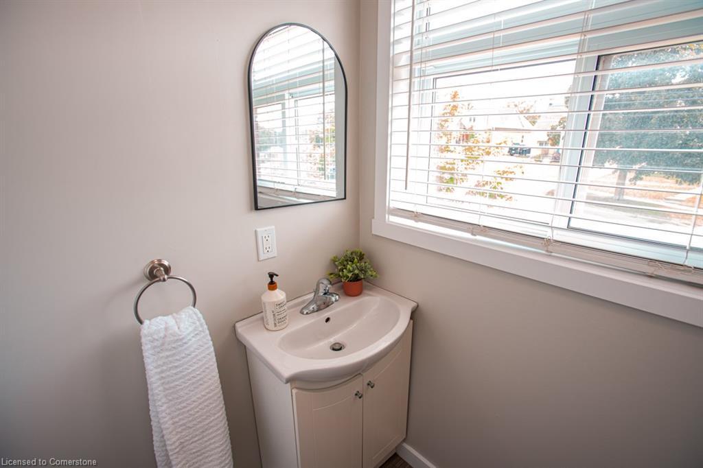 B-489 East Avenue, Kitchener, ON - Indoor Photo Showing Bathroom