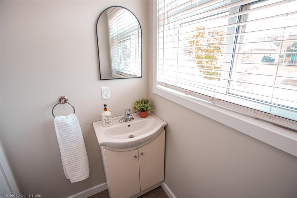 B-489 East Avenue, Kitchener, ON - Indoor Photo Showing Bathroom