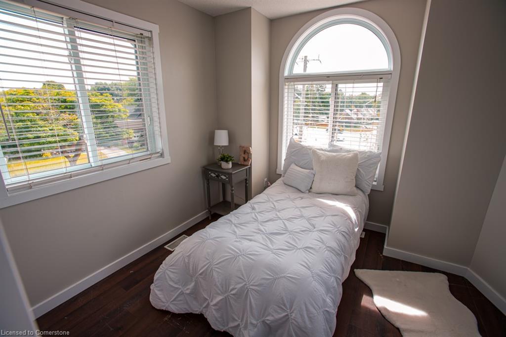 B-489 East Avenue, Kitchener, ON - Indoor Photo Showing Bedroom