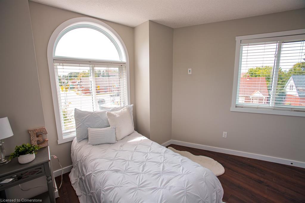 B-489 East Avenue, Kitchener, ON - Indoor Photo Showing Bedroom