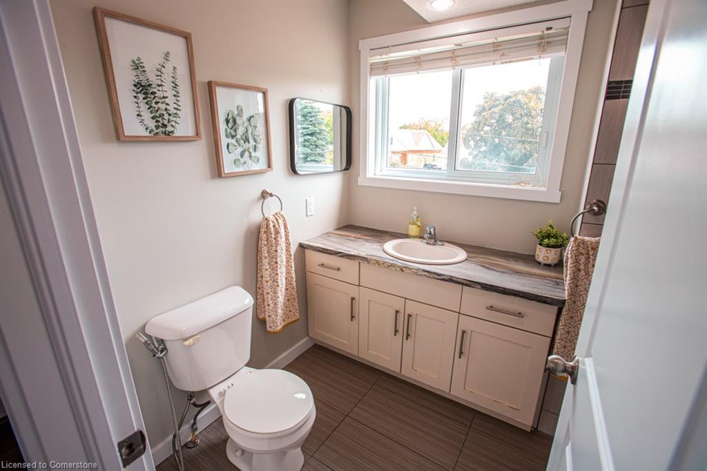 B-489 East Avenue, Kitchener, ON - Indoor Photo Showing Bathroom