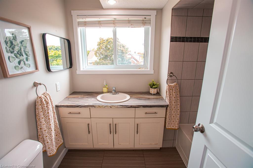 B-489 East Avenue, Kitchener, ON - Indoor Photo Showing Bathroom