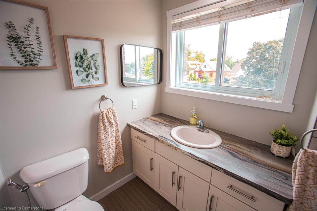 B-489 East Avenue, Kitchener, ON - Indoor Photo Showing Bathroom