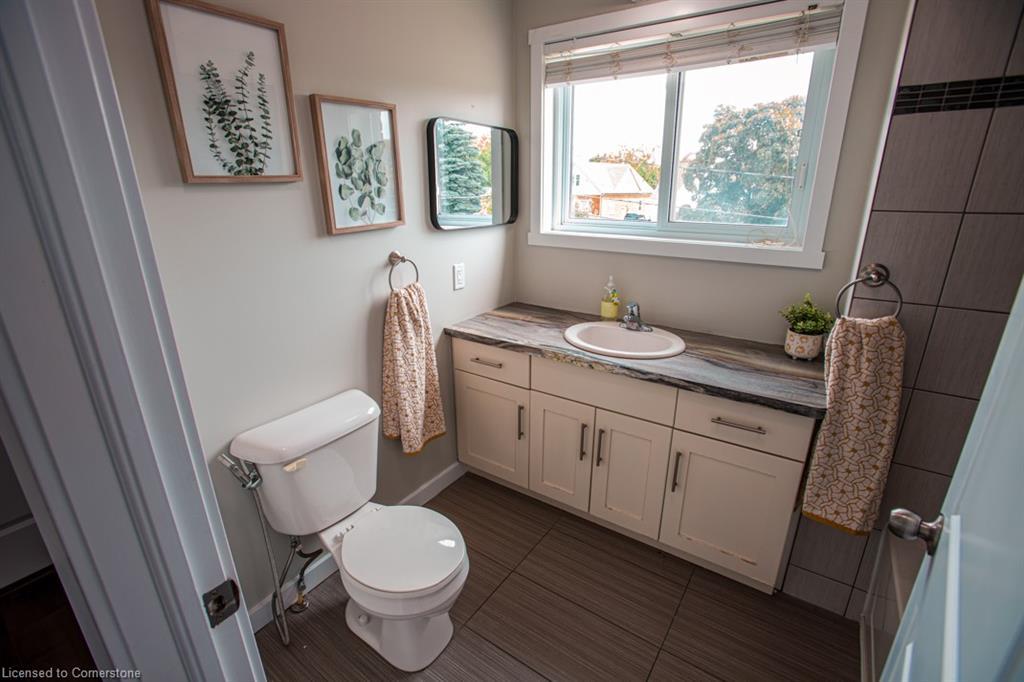 B-489 East Avenue, Kitchener, ON - Indoor Photo Showing Bathroom