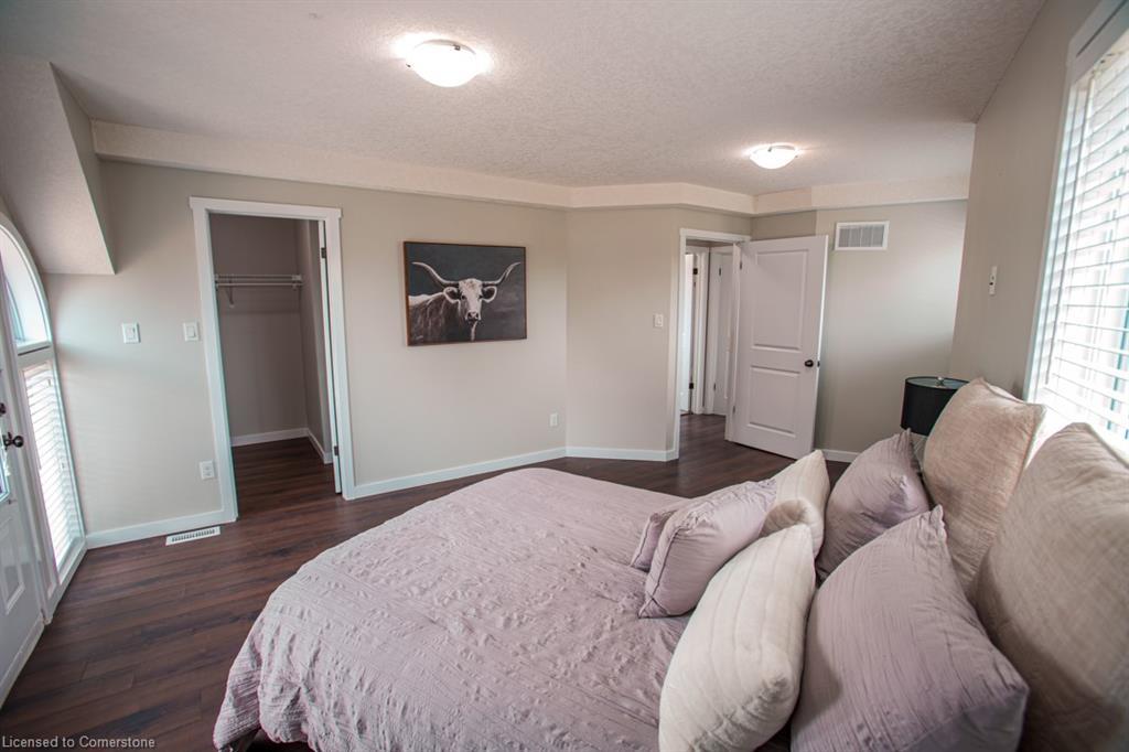 B-489 East Avenue, Kitchener, ON - Indoor Photo Showing Bedroom