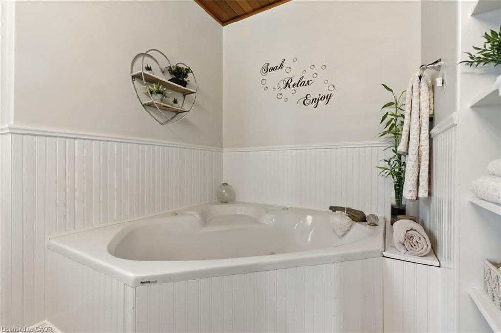 908 Highway 8, Hamilton, ON - Indoor Photo Showing Bathroom