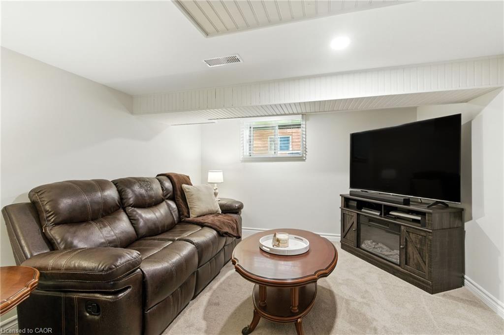 908 Highway 8, Hamilton, ON - Indoor Photo Showing Living Room